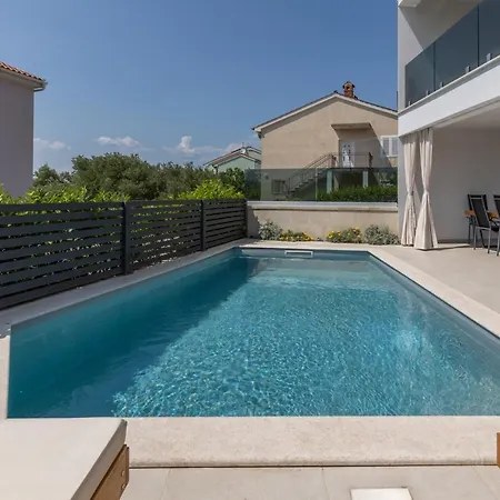 Apartament Luxury Marco Polo With A Private Swimming Pool With Salt Sea Water