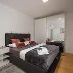 Luxury Marco Polo With A Private Swimming Pool With Salt Sea Water Apartamento
